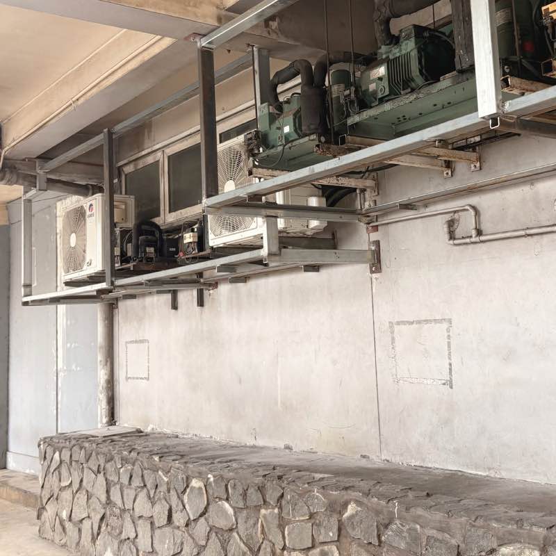 Structure métallique posée en façade, groupes de climatisation remis en hauteur