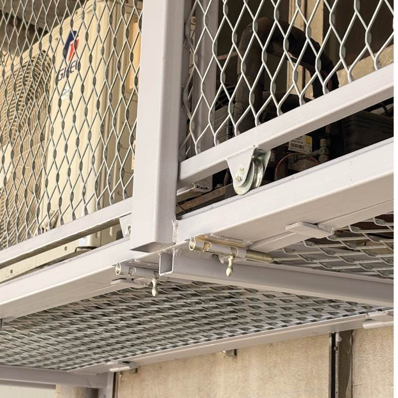 Détail de la protection grillagée et de l'ossature métallique de la cage