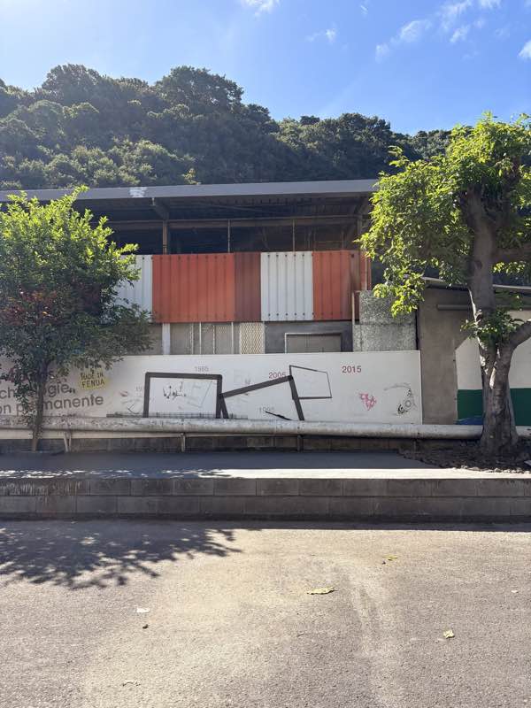 La jardinière existante avant travaux, en bordure de voirie dans la zone industrielle de la Punaruu