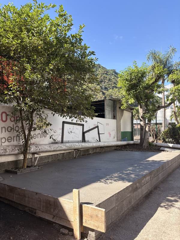La dalle béton fraîchement coulée, coffrage encore en place