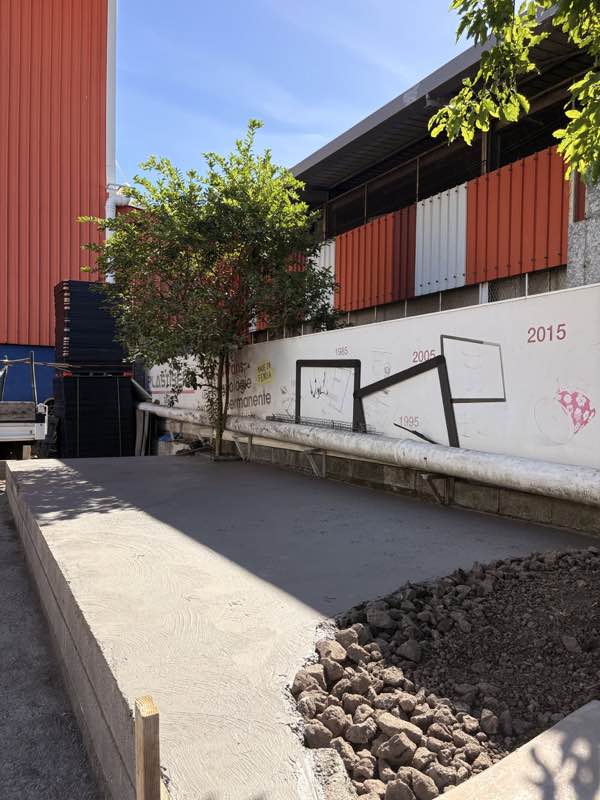 Vue en longueur de la dalle terminée, prête pour le stockage de palettes