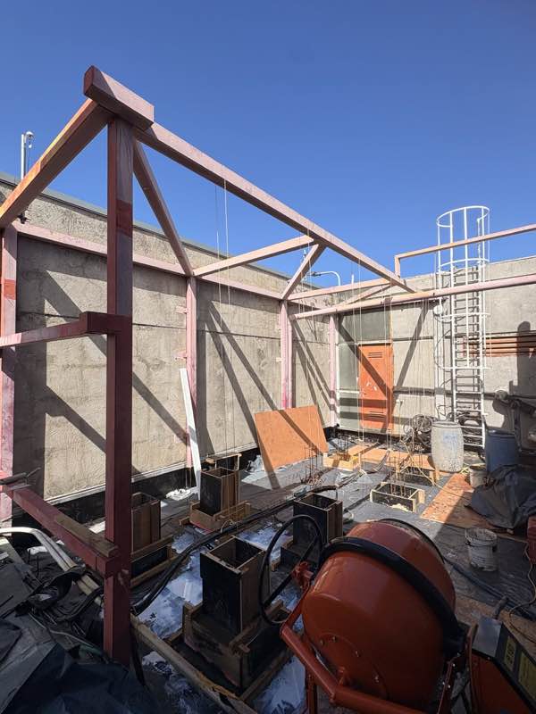 Coffrage et ferraillage des plots béton sur la toiture-terrasse