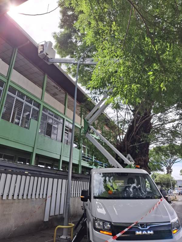 Nacelle en place devant les bâtiments du lycée-collège Pomare, zone balisée au sol