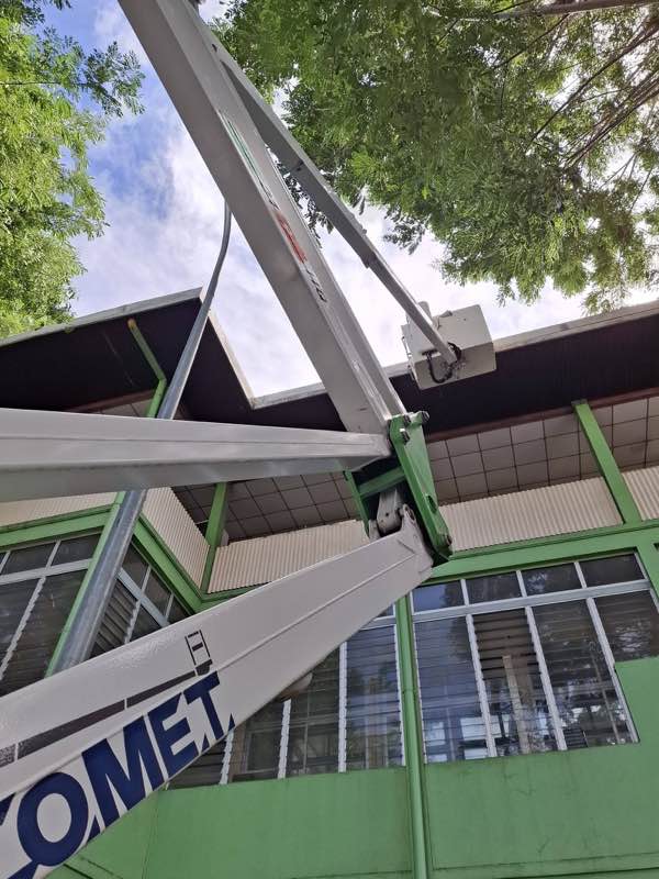 Le bras de la nacelle amené sous l'avancée de toiture, au niveau du chéneau